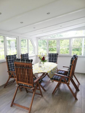 Ferienwohnung am Bodensee Wintergarten und Garten mit Grillhaus